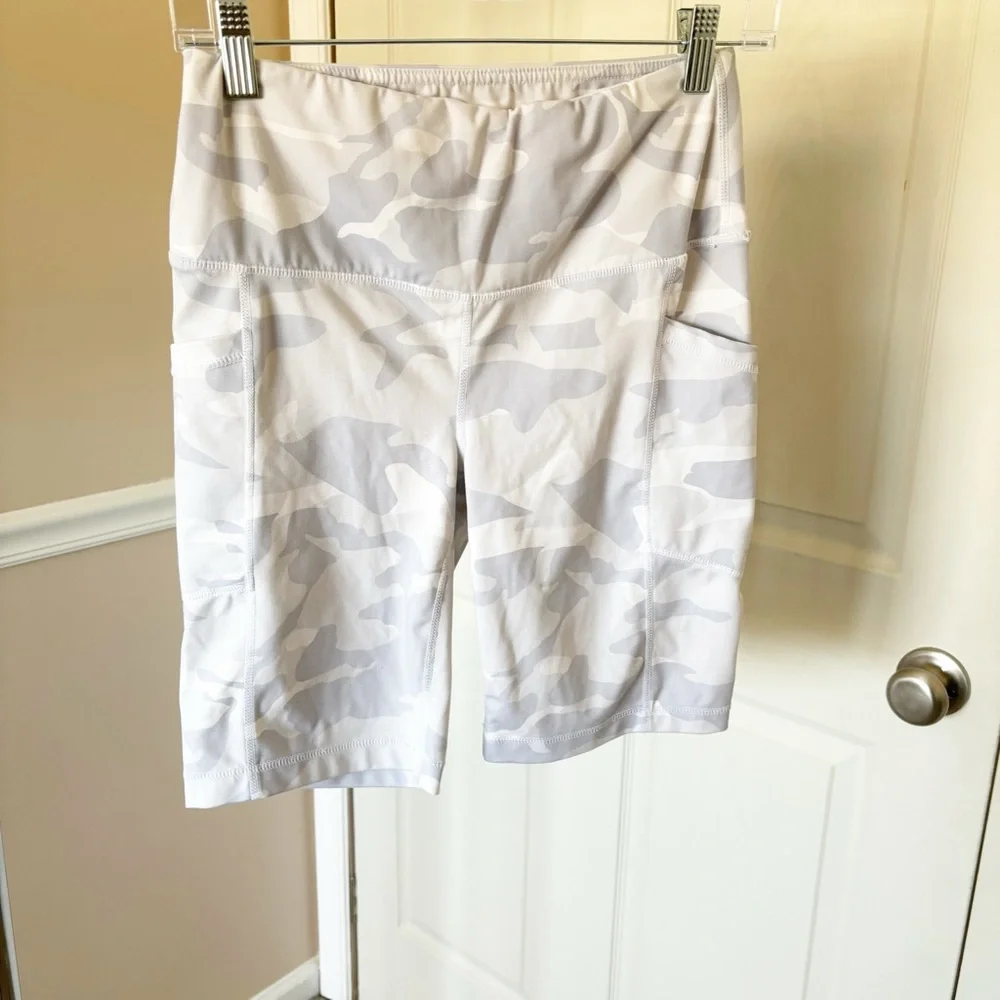 Yogalicious White Camouflage Biker Shorts Size Medium - Picture 2 of 5